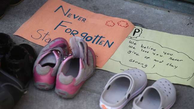Calçados infantis foram deixados em memoriais improvisados ​​por todo o país