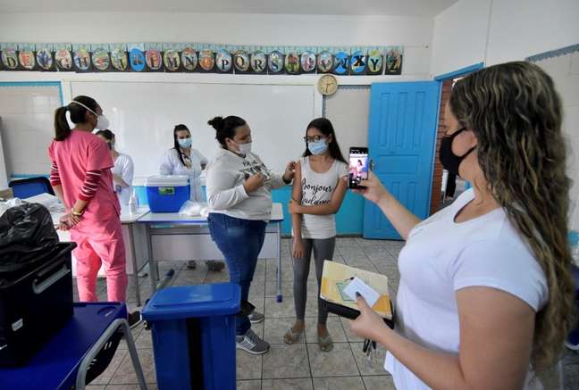Vacinação de estudantes contra Covid-19 em Betim (MG) 
16/06/2021
REUTERS/Washington Alves