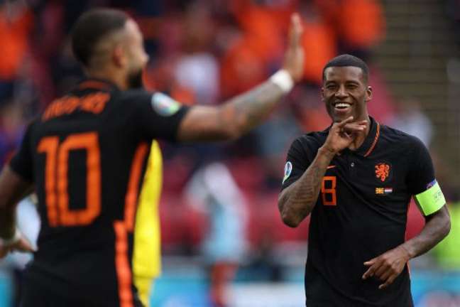 Wijnaldum e Depay foram os grandes protagonistas da vitória da Holanda (KENZO TRIBOUILLARD / POOL / AFP)