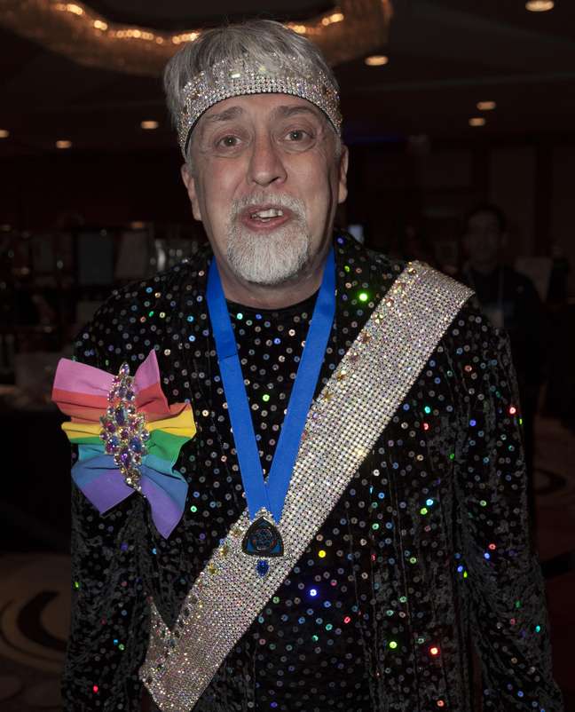 LGBTQIA+: Conheça Gilbert Baker, o artista que criou a bandeira do ...