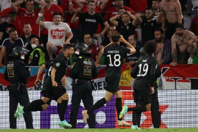 Alemães comemoram um dos seus dois gols marcados contra a Hungria na Allianz Arena (Foto: ALEXANDER HASSENSTEIN / POOL / AFP)