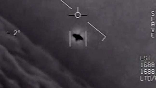 Uma das imagens captadas pelos pilotos americanos mostra um objeto com forma curiosa voando pelo céu