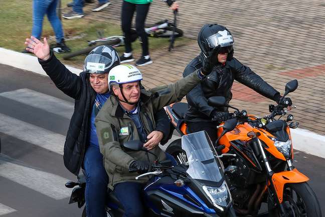 Bolsonaro durante motociata em Chapecó