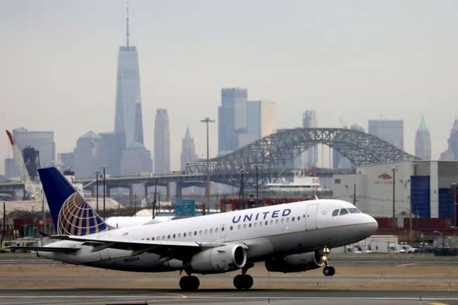 Avião da United decola de aeroporto com Nova York ao fundo
6/12/2019 REUTERS/Chris Helgren