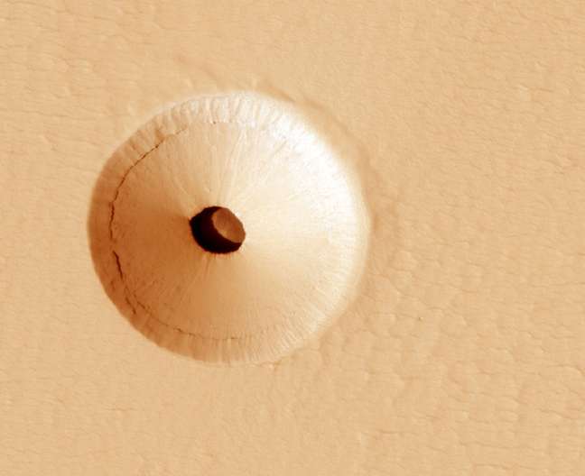 Cratera em Marte com afloramento de um possível tubo de lava 