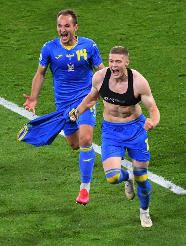 Dovbyk (sem camisa) comemora após marcar o gol que garantiu a classificação da Ucrânia
