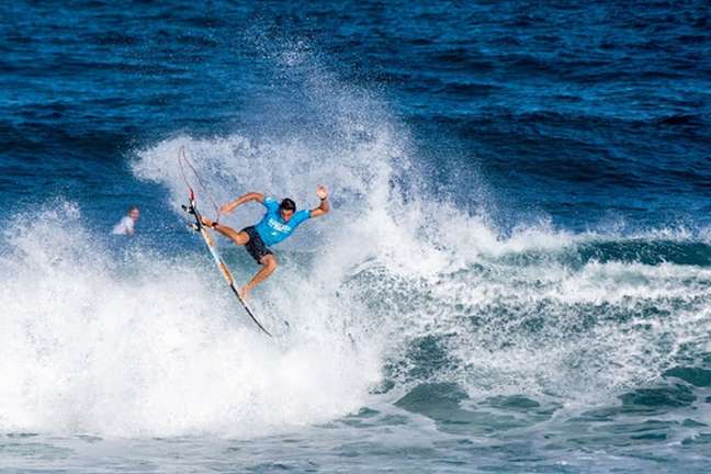 O surfista italiano Leonardo Fioravanti, que vai a Tóquio após herdar vaga de sul-africano que desistiu da Olimpíada por motivo de lesão