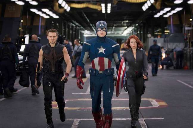 Hawkeye (Jeremy Renner), Captão America (Chris Evans) e Black Widow (Scarlett Johansson em 'Os Vingadores'.  