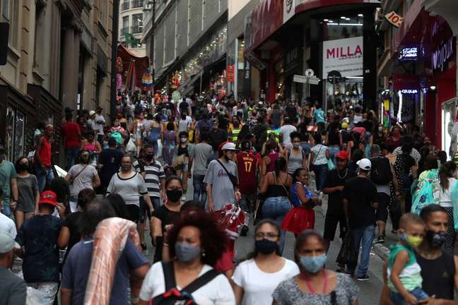Consumidores fazem compras em rua comercial de São Paulo em meio à disseminação da Covid-19
21/12/2020
REUTERS/Amanda Perobelli