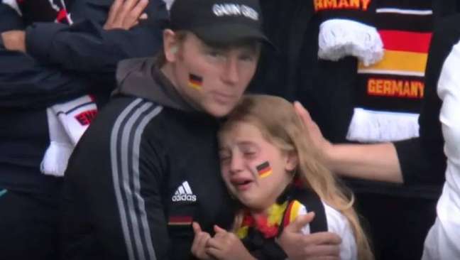 Garota alemã foi flagrada chorando pela televisão britância após eliminação da Alemanha