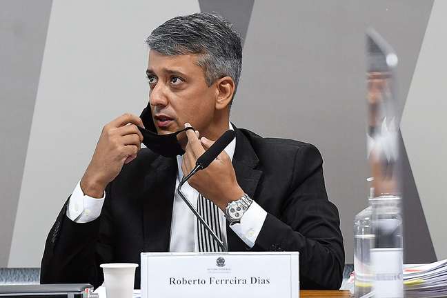 À mesa, ex-diretor do Departamento de Logística do Ministério da Saúde, Roberto Ferreira Dias