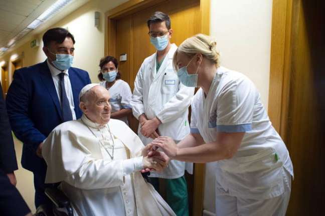 Papa Francisco está internado em Roma para se recuperar de cirurgia no cólon Ansa