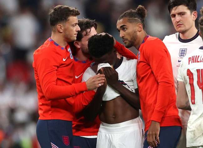 Bukayo Saka é consolado por colegas de time após derrota da Inglaterra para a Itália na final da Eurocopa em Wembley
11/07/2021 Pool via REUTERS/Carl Recine