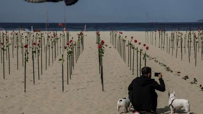 Homenagem a vítimas da covid-19 em Copacabana; Estados do RJ e RS chegaram a ter mais óbitos do que nascimentos nos primeiros meses deste ano