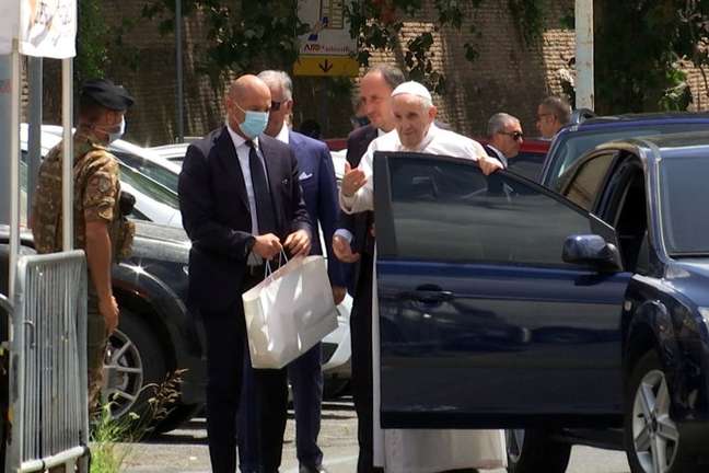 Papa Francisco chega ao Vaticano após deixar hospital em Roma
14/07/2021 Cristiano Corvino/REUTERS TV via REUTERS