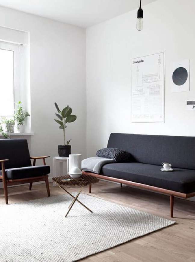 44. Sala decorada com sofá e poltrona preta de madeira – Foto Arkpad