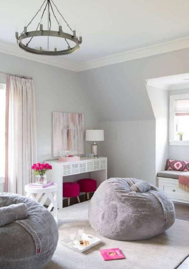 33. Puff fofão na sala grande decorada com móveis rosa e cinza -Foto Revista Vd