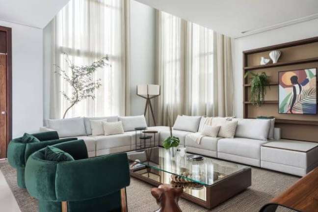 6. Sala grande decorada com poltronas verdes e sofás bege – Projeto Estúdiio DC55