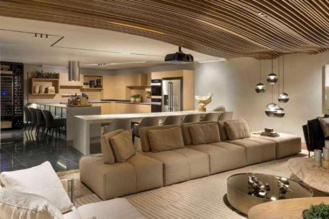 76. Sala grande decorada com sofá bege e cozinha americana – Projeto Casa cor Brasilia