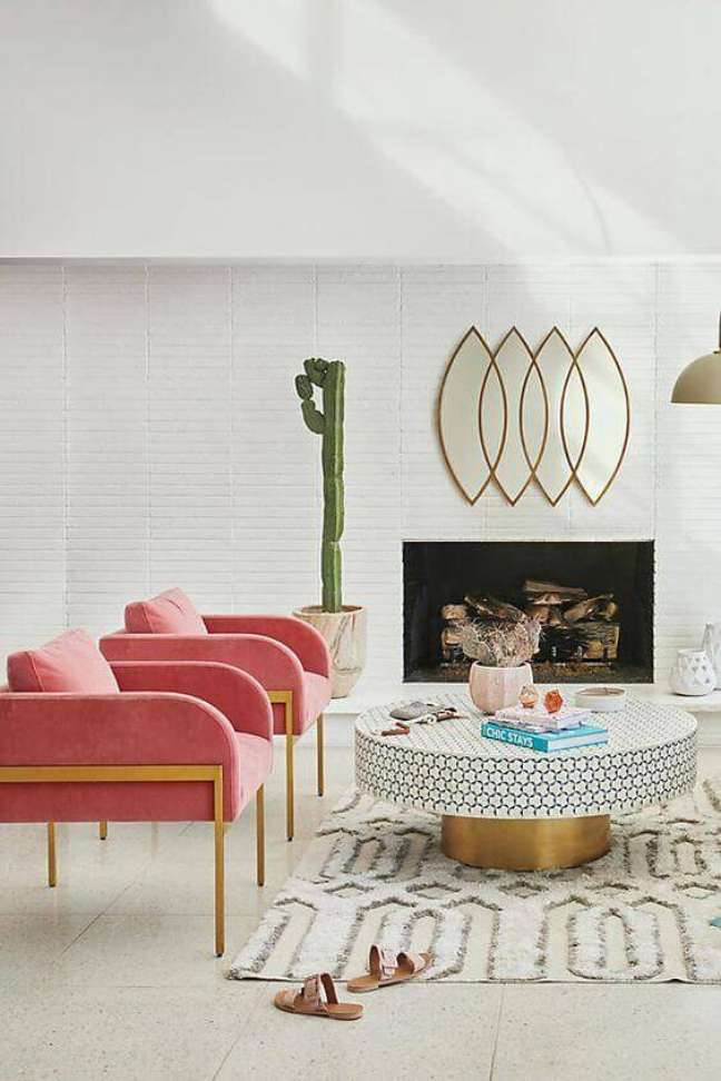 30. Poltrona cor pessego para sala grande decorada – Foto Pinterest