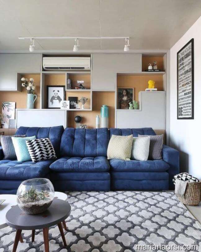 98. Sofá azul marinho na sala grande decorada e moderna com tapete estampado cinza – Casa das Amigas