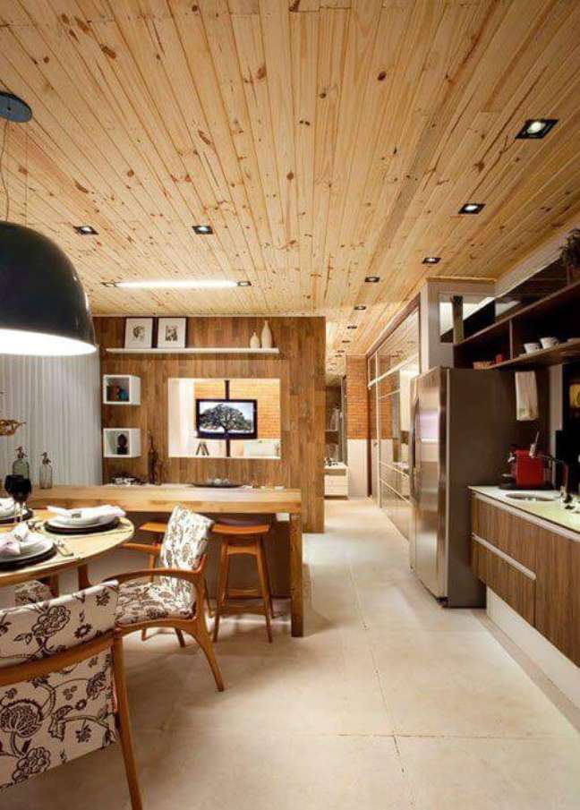 22. Forro de pvc de madeira na sala grande decorada no estilo rústico – Foto Chandelier Lyx