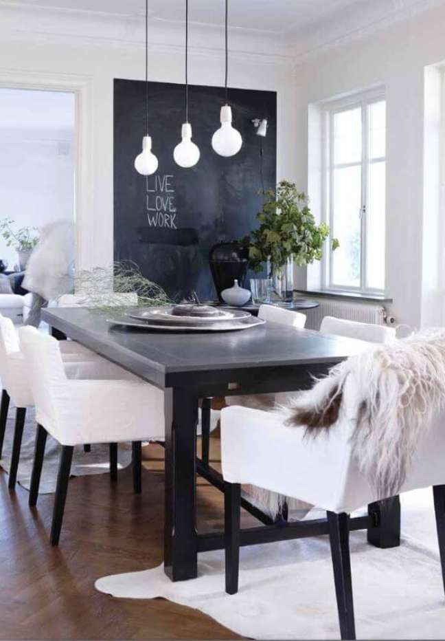 41. Sala de jantar com tinta lousa preta e decoração preta e branca – Foto Pinterest