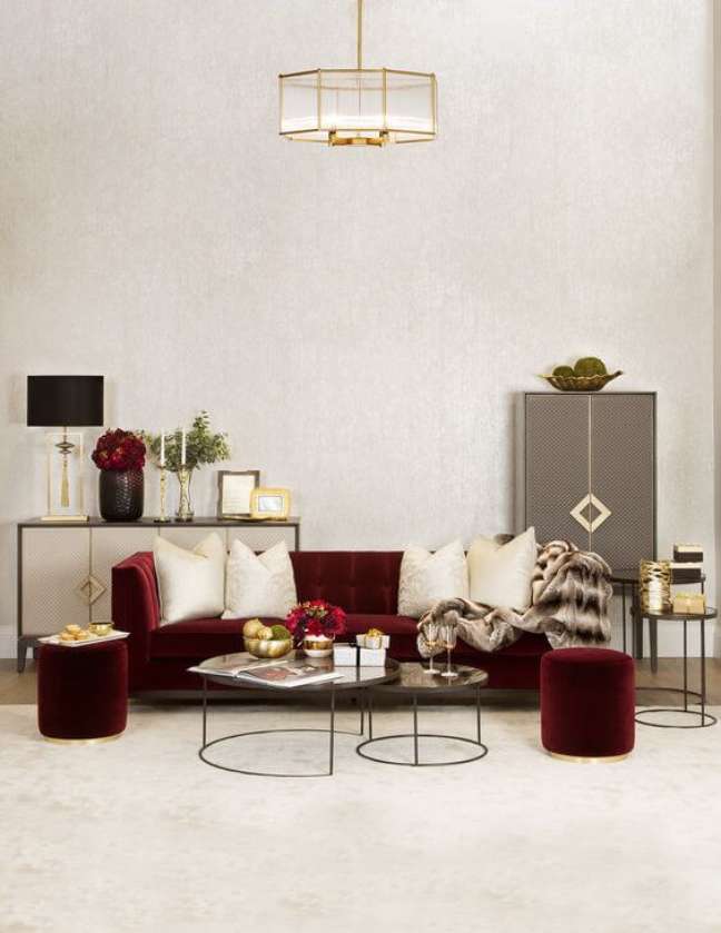 100. Sofa cor vinho na sala grande decorada em tons claros – Foto The Sofa And Chair