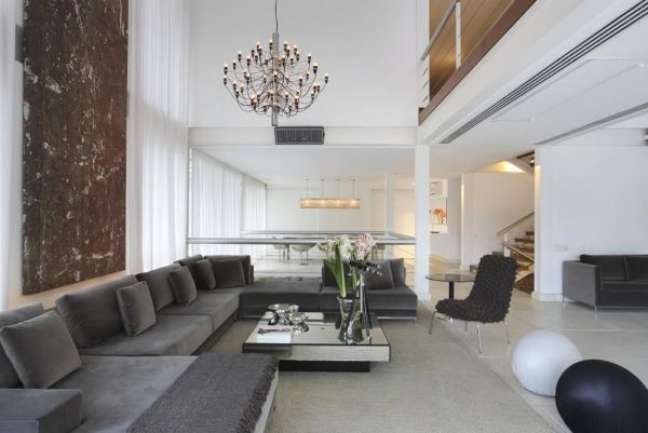 82. Sala grande decorada com sofá grande cinza e decoração moderna – Projeto Fernanda Pessoa de Queiroz