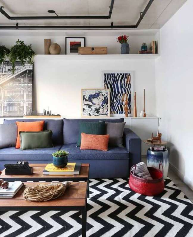 83. Sala grande decorada com tapete chevron e sofá azul – Foto Pinterest