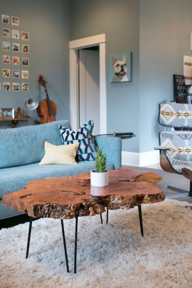 91. Sala grande decorada e clean com mesa de centro rustica e de madeira – Foto Apartment Therapy