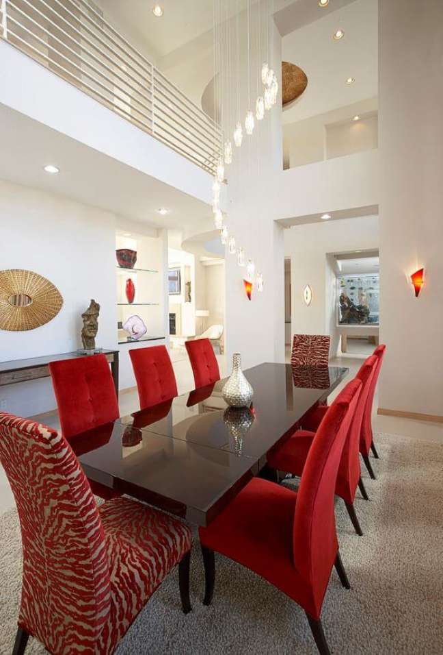 13. Cadeira vermelha estofada para sala grande decorada com cores clássicas – Foto Ohara Interiors
