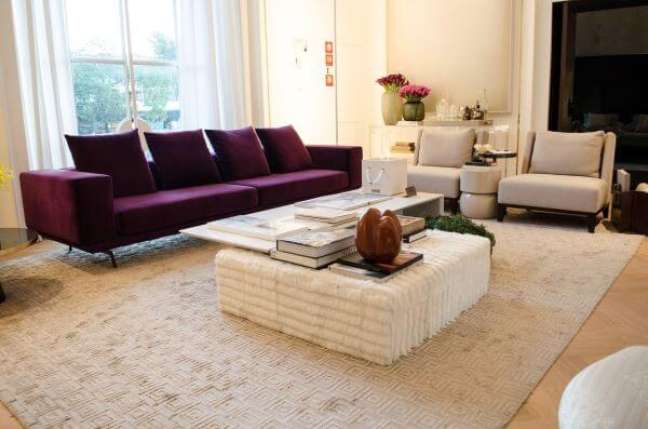 37. Sala de estar grande decorada com sofá vinho – Foto Casa Cor