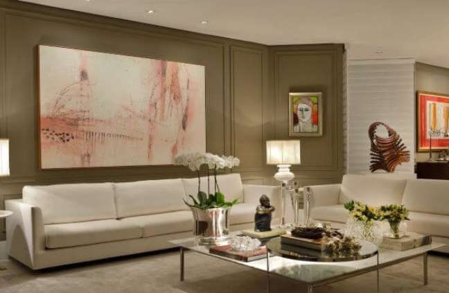 77. Sala grande decorada com sofá bege e parede marrom claro -Projeto Marlon Gama