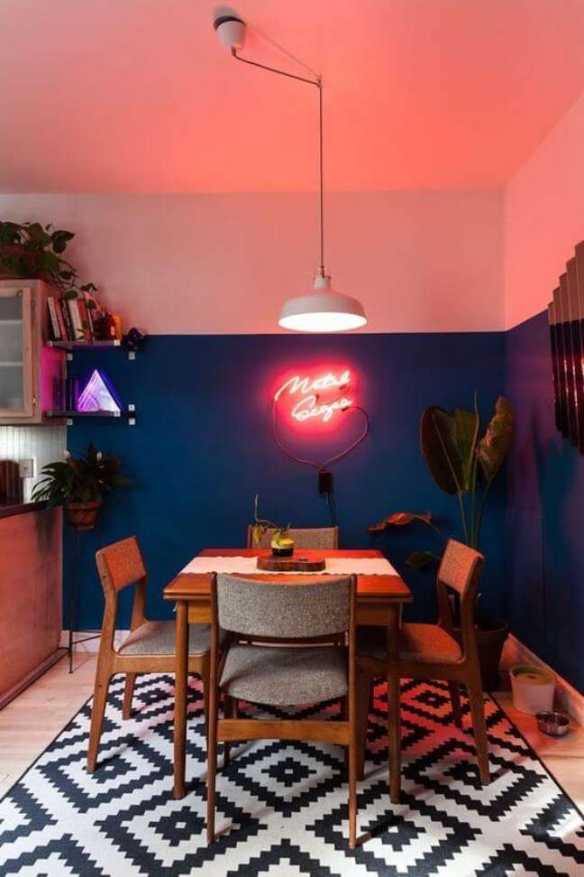 39. Sala de jantar com parede na cor coral e azul marinho – Foto Casa Vogue