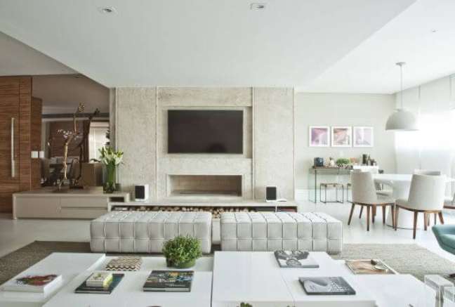 52. Sala grande decorada com decoração neutra móveis confortáveis – Projeto Bianka Mugnatto
