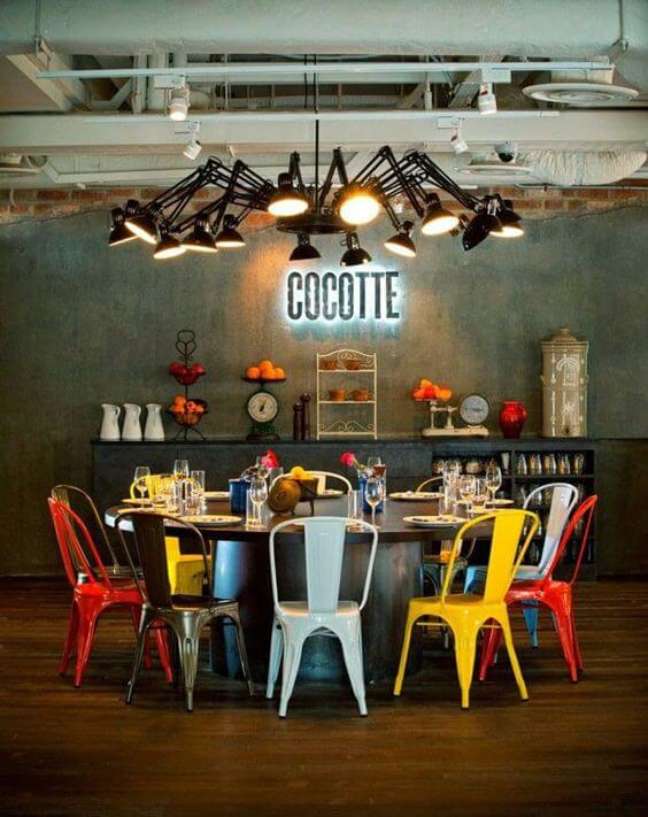 43. Sala de jantar grande decorada com cadeira de ferro colorida – Foto Casa Vogue