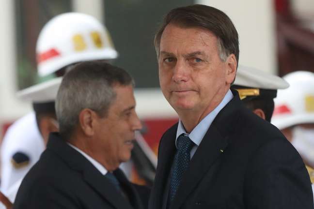 O presidente da República, Jair Bolsonaro, acompanhado do ministro da Defesa, Walter Braga Netto