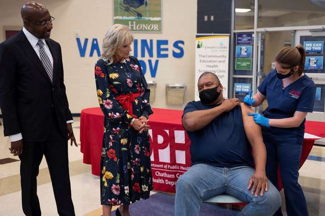 Primeira-dama dos EUA, Jill Biden, observa homem recebendo vacina contra a Covid-19
08/07/2021
 Jim Watson/Pool via REUTERS