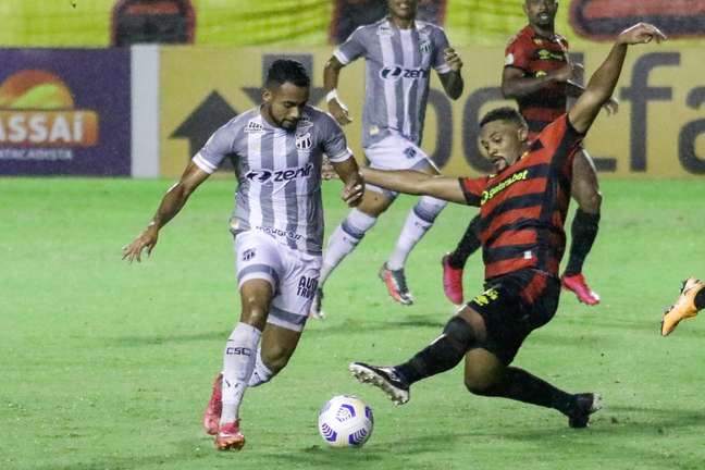 Sabino, do Sport, disputa pela bola com Airton, do Ceará, no jogo deste domingo