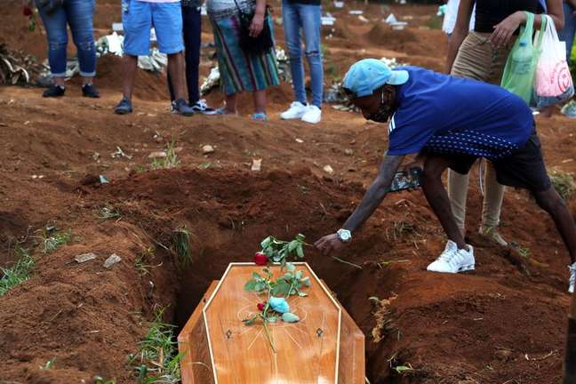 Enterro de vítima da covid-19 no cemitério da Vila Formosa, em São Paulo (SP) 
23/03/2021
REUTERS/Amanda Perobelli