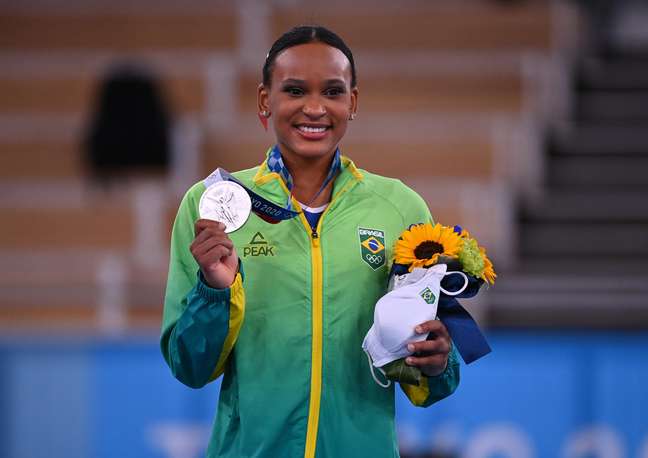Rebeca Andrade posa com a medalha de prata