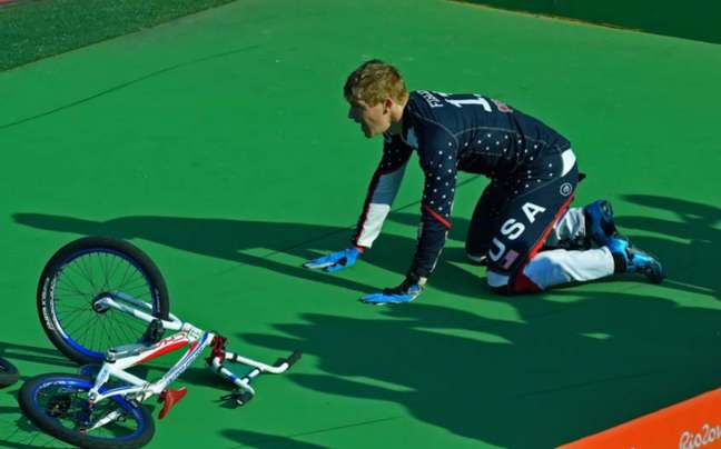 Norte-americano Connor Fields caiu durante prova na Olimpíada de Tóquio (Foto CARL DE SOUZA/AFP)