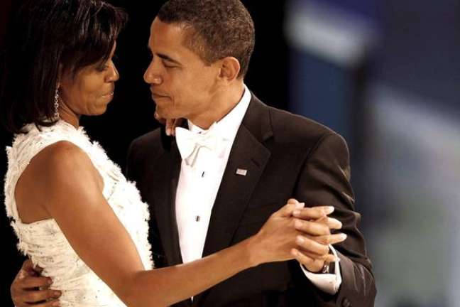 Obama e Michelle dançando no aniversário de 50 anos em Washington