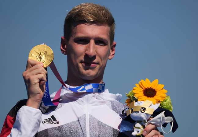 Florian Wellbrock exibe a medalha de ouro que conquistou na maratona aquática