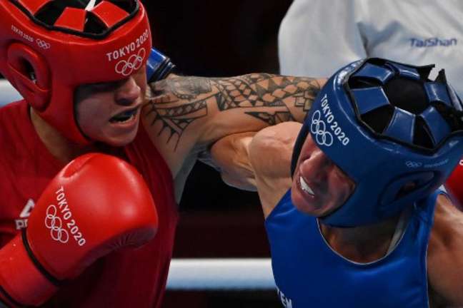 Bia Ferreira vence finlandesa e vai à final do boxe nos Jogos Olímpicos (LUIS ROBAYO/AFP)