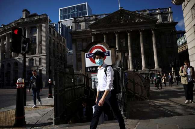 Pessoa caminha por Londres, Reino Unido, em meio à pandemia de Covid-19
29/07/2021 REUTERS/Henry Nicholls
