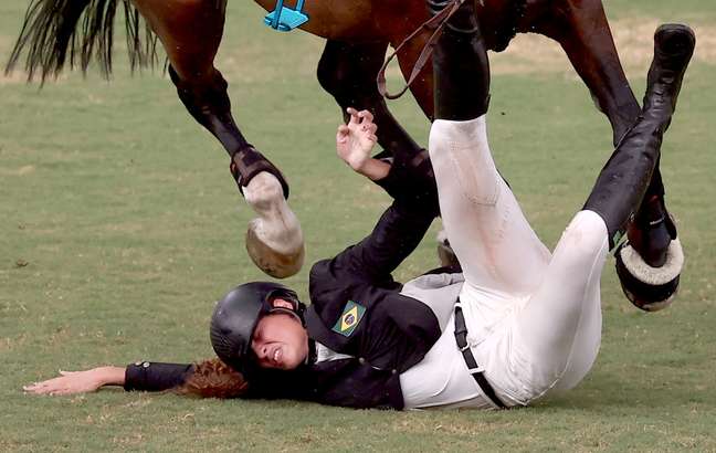 Iêda Guimaraes, do Brasil, foi derrubada do cavalo nesta sexta-feira Ivan Alvarado/Reuters