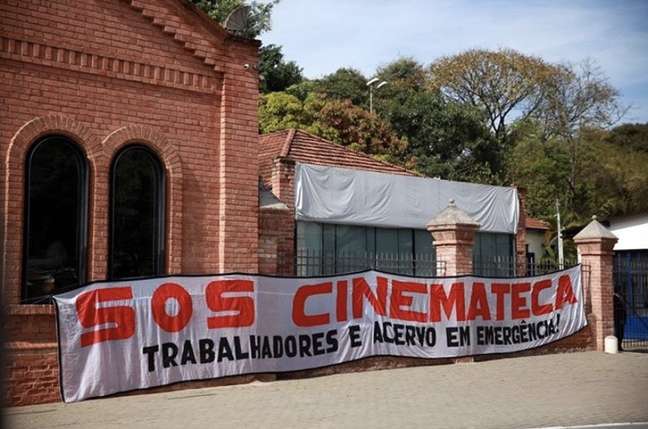 Protesto em frente à Cinemateca Brasileira, em São Paulo