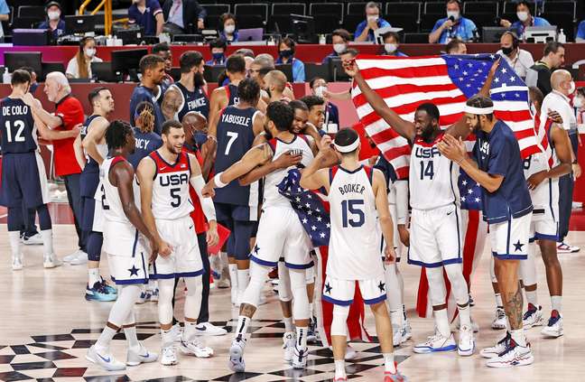 Jogadores dos Estados Unidos comemoram o ouro após a vitória sobre a França